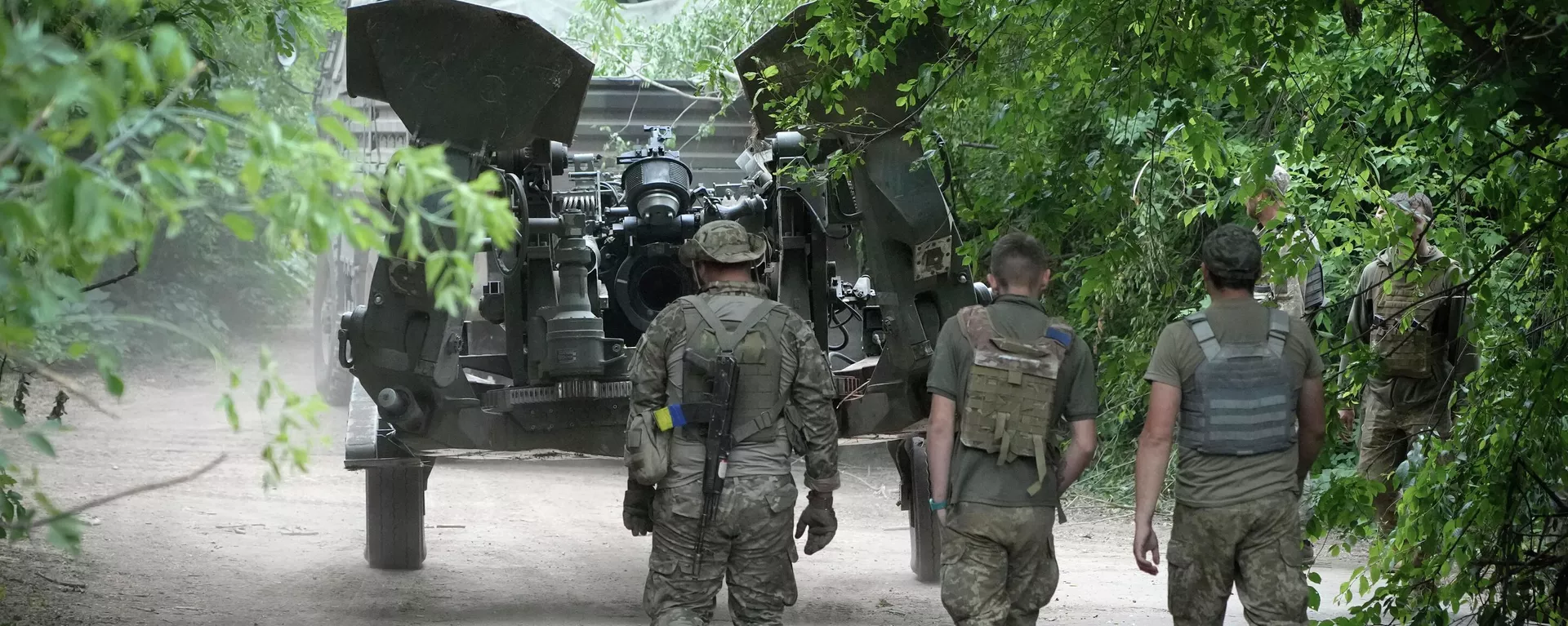 Ukraińscy żołnierze ustawiają dostarczoną przez USA haubicę M777 na pozycji do ostrzału rosyjskich pozycji we wschodnim Donbasie na Ukrainie Sobota, 18 czerwca 2022 r. - Sputnik International, 1920, 16.03.2023
