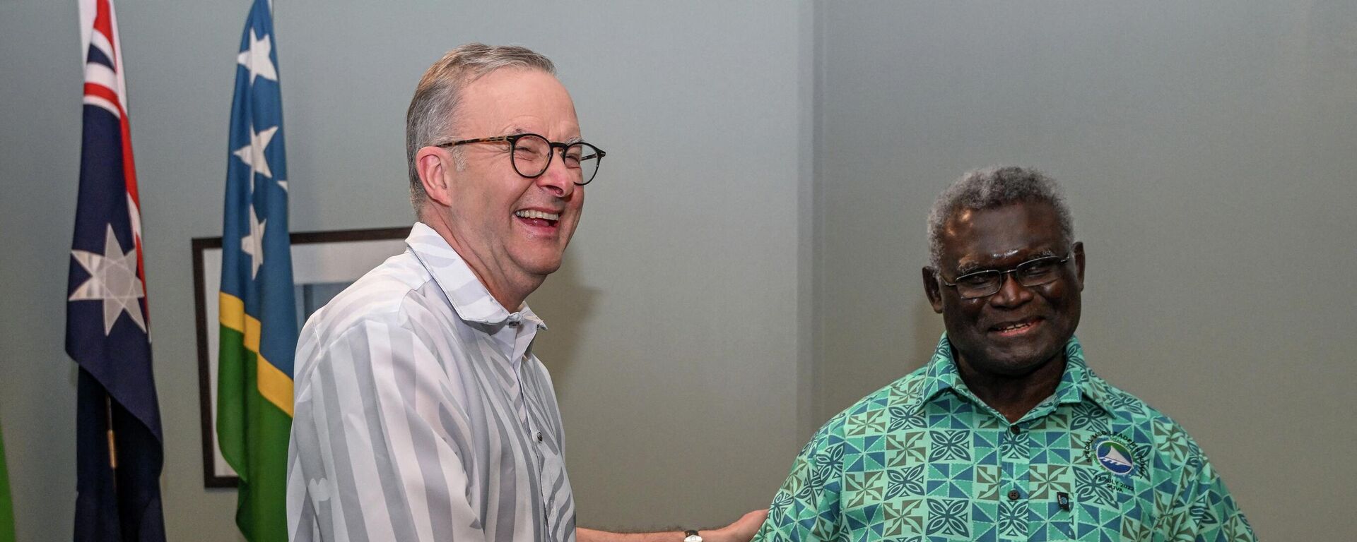 Australia's Prime Minister Anthony Albanese (L) greets Solomon Islands Prime Minister Manasseh Sogavare (R) during a bilateral meeting at the Pacific Islands Forum (PIF) in Suva on July 13, 2022 - Sputnik International, 1920, 14.07.2022