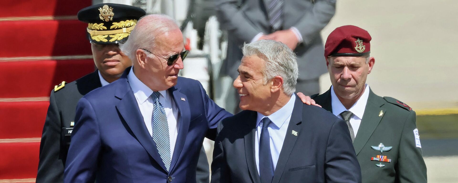 US President Joe Biden (L) is welcomed by Israeli caretaker Prime Minister Yair Lapid, upon his arrival at Ben Gurion Airport in Lod near Tel Aviv, on July 13, 2022 - Sputnik International, 1920, 14.07.2022