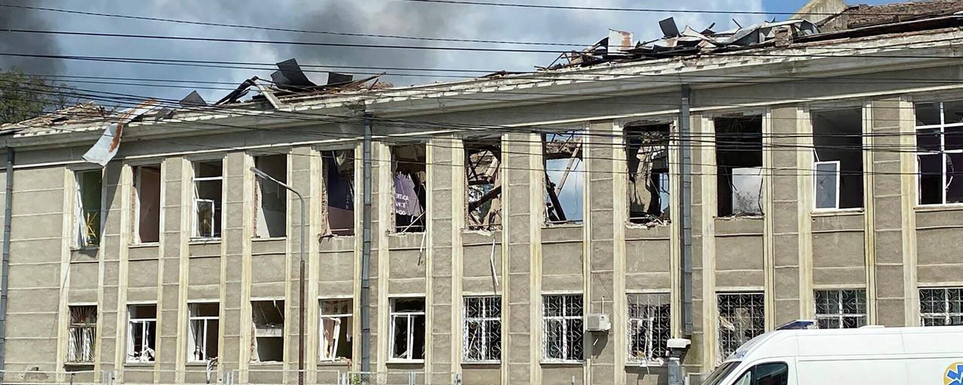 In this photo provided by the Ukrainian Emergency Service, an ambulance parked near a building damaged by shelling in Vinnytsa, Ukraine - Sputnik International, 1920, 14.07.2022
