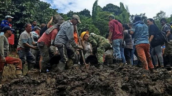 Rescuers Work to Save School Children Trapped by Landslide - Sputnik International