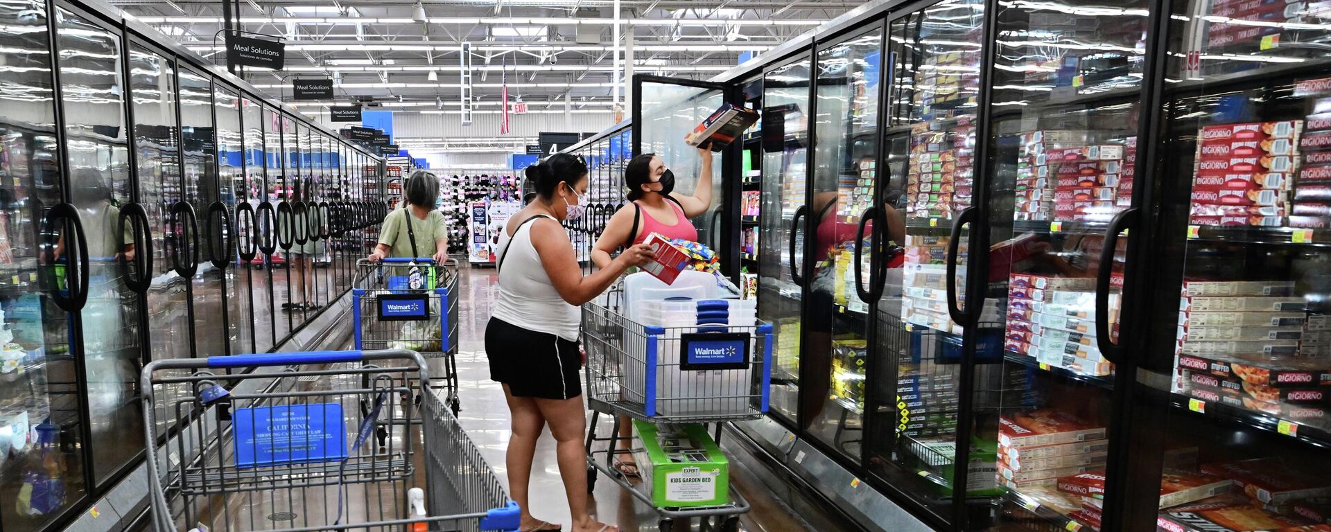 People shop for frozen food at a store in Rosemead, California on June 28, 2022 - Sputnik International, 1920, 15.07.2022