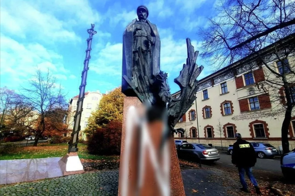 The monument to Polish statesman Jozef Pilsudski desecrated by Ukrainian vandals, Krakow, Poland. - Sputnik International