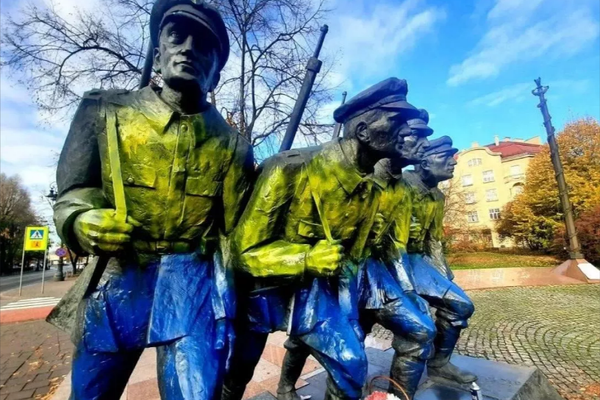 The Polish Legions’ War Memorial spray-painted by Ukrainian vandals, Krakow, Poland. - Sputnik International