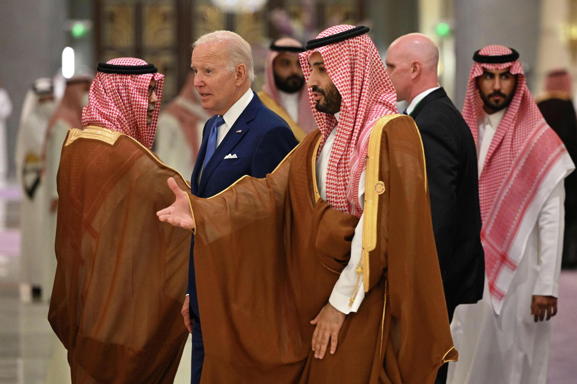 U.S. President Joe Biden, center left, and Saudi Crown Prince Mohammed bin Salman, center, arrive for the family photo during the GCC+3 (Gulf Cooperation Council) meeting at a hotel in Saudi Arabia's Red Sea coastal city of Jeddah Saturday, July 16, 2022 - Sputnik International, 1920, 17.07.2022