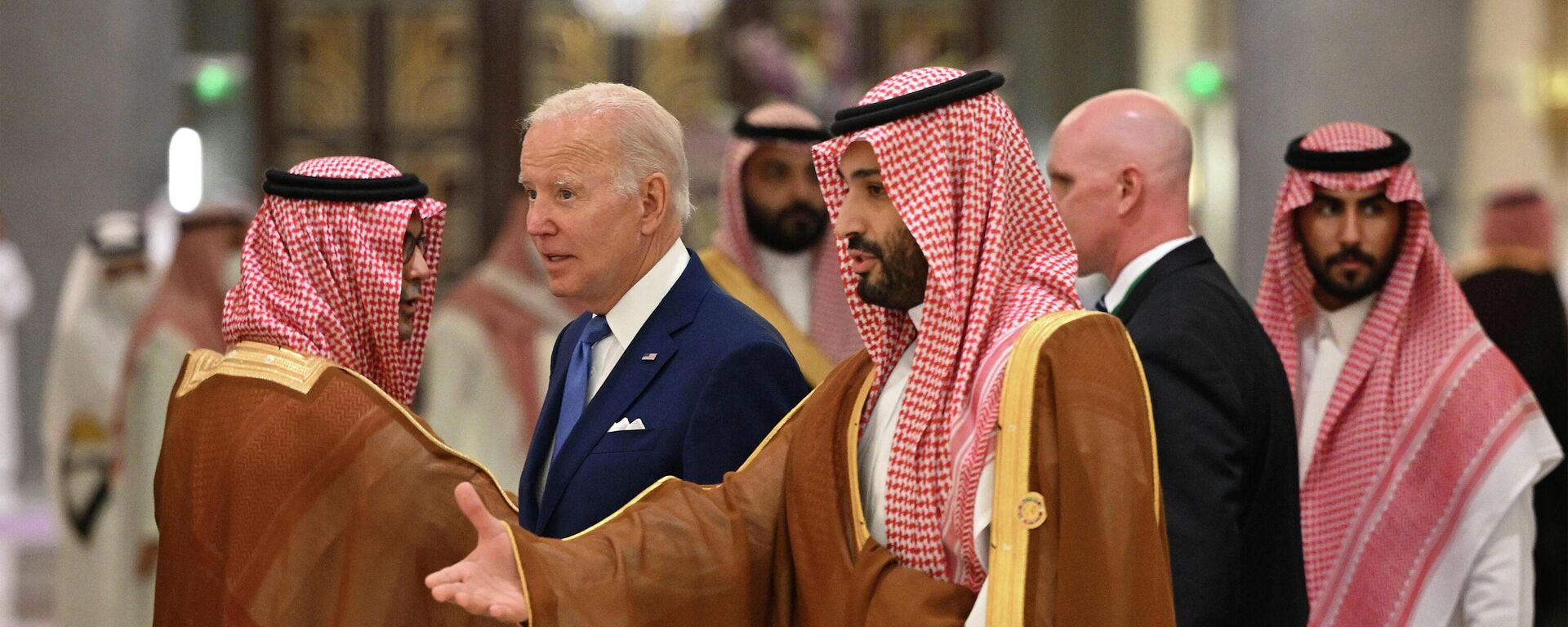 U.S. President Joe Biden, center left, and Saudi Crown Prince Mohammed bin Salman, center, arrive for the family photo during the GCC+3 (Gulf Cooperation Council) meeting at a hotel in Saudi Arabia's Red Sea coastal city of Jeddah Saturday, July 16, 2022 - Sputnik International, 1920, 14.10.2022