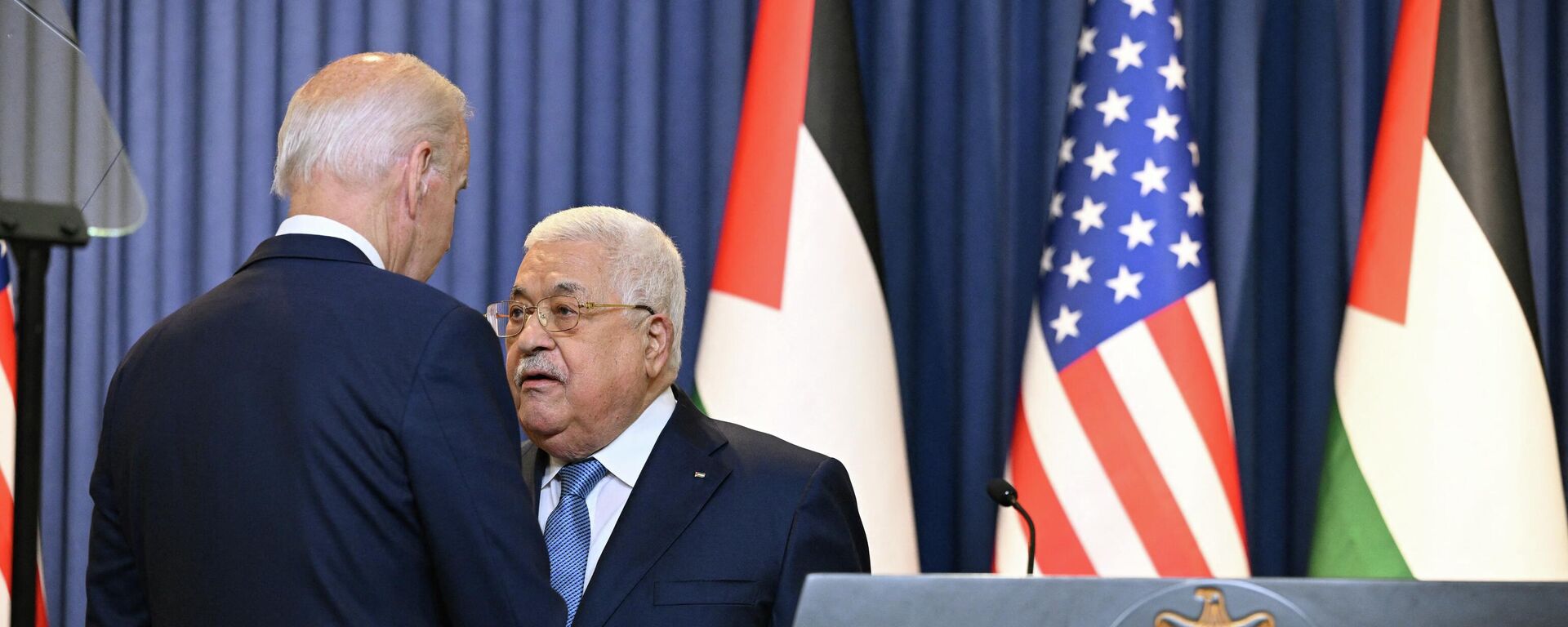 US President Joe Biden and Palestinian president Mahmud Abbas speak together after their statements to the media at the Muqataa Presidential Compound in the city of Bethlehem in the occupied West Bank on July 15, 2022 - Sputnik International, 1920, 17.07.2022