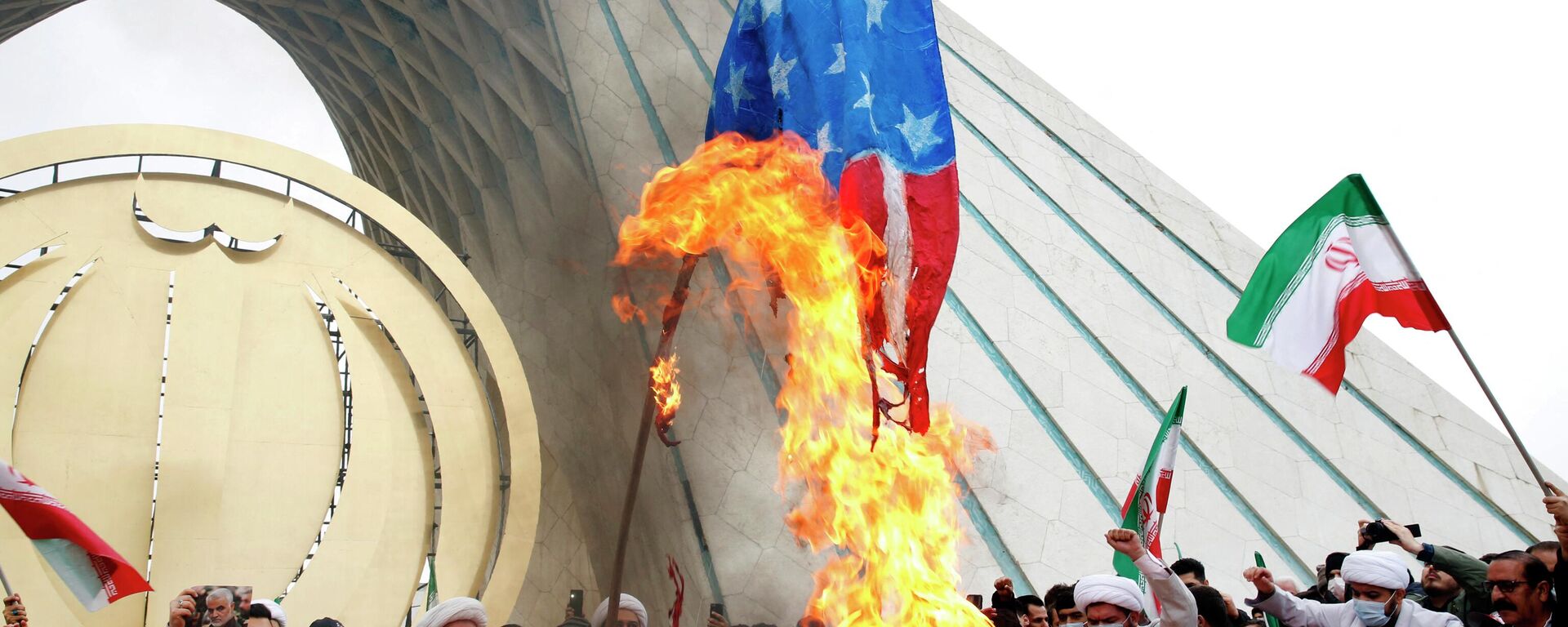 Iranian clerics burn US flags during a rally marking the 43rd anniversary of the 1979 Islamic Revolution, at the Azadi (Freedom) square in Tehran, on February 11, 2022 - Sputnik International, 1920, 17.07.2022