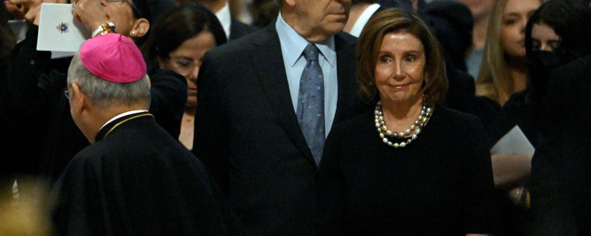 U.S. Speaker of the House Nancy Pelosi (R) attends a mass for the Solemnity of Saints Peter and Paul led by the pope on June 29, 2022 at St Peter's basilica - Sputnik International, 1920, 03.08.2022