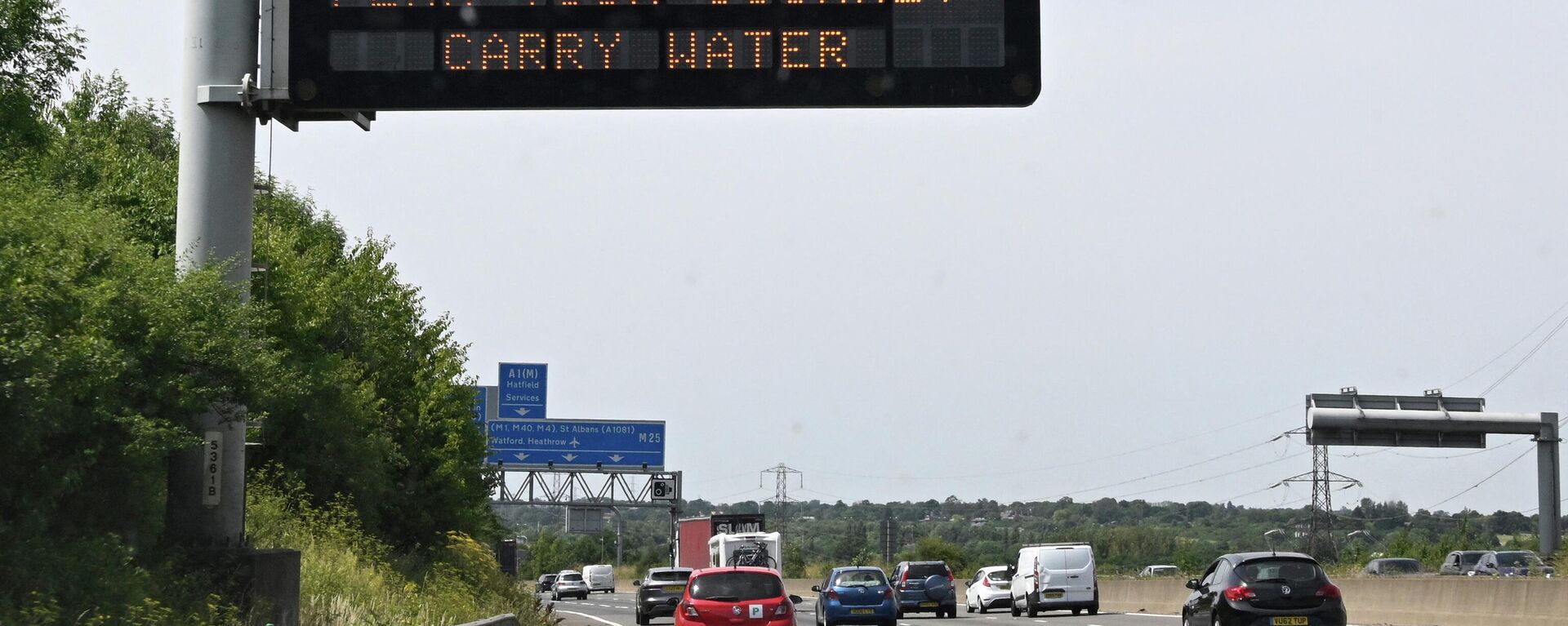 A road sign reads Extreme Heat, Plan your journey, Carry water, warning motorists about the heatwave forecast for July 18 and 19, on the M11 motorway north of London on July 17, 2022. - The UK's meteorological agency on Friday issued its first ever red warning for exceptional heat, forecasting record highs of 40 degrees Celsius next week. (Photo by Damien MEYER / AFP) - Sputnik International, 1920, 18.07.2022