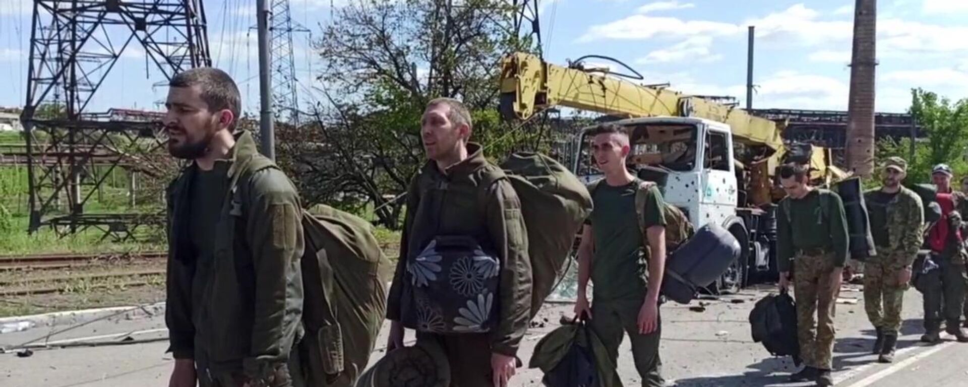 In this handout video grab released by the Russian Defence Ministry, Ukrainian soldiers of the Azov battalion who have surrendered at the Azovstal steel plant walk on a road in the Russia-controlled port city of Mariupol, Donetsk People's Republic - Sputnik International, 1920, 29.04.2024