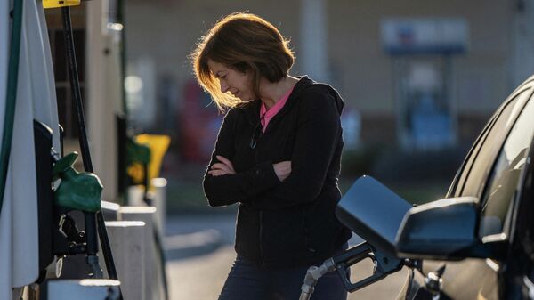 A person pumps gas at a Shell gas station on April 01, 2022 in Houston, Texas - Sputnik International