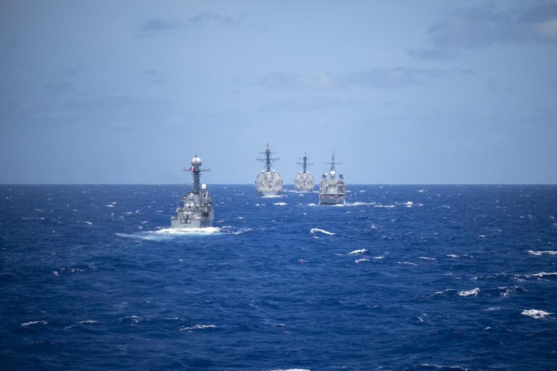 Peruvian Navy corvette BAP Guise (CC-28), French Navy frigate FS Prairial (F731), Arleigh Burke-class guided-missile destroyer USS Chafee (DDG 90) and the Arleigh Burke-class guided-missile destroyer USS Gridley (DDG 101) gather in formation in front of legend-class cutter USCGC Midgett (WMSL 757) during a ship maneuver exercise during Rim of the Pacific (RIMPAC) 2022.
 - Sputnik International, 1920, 18.07.2022