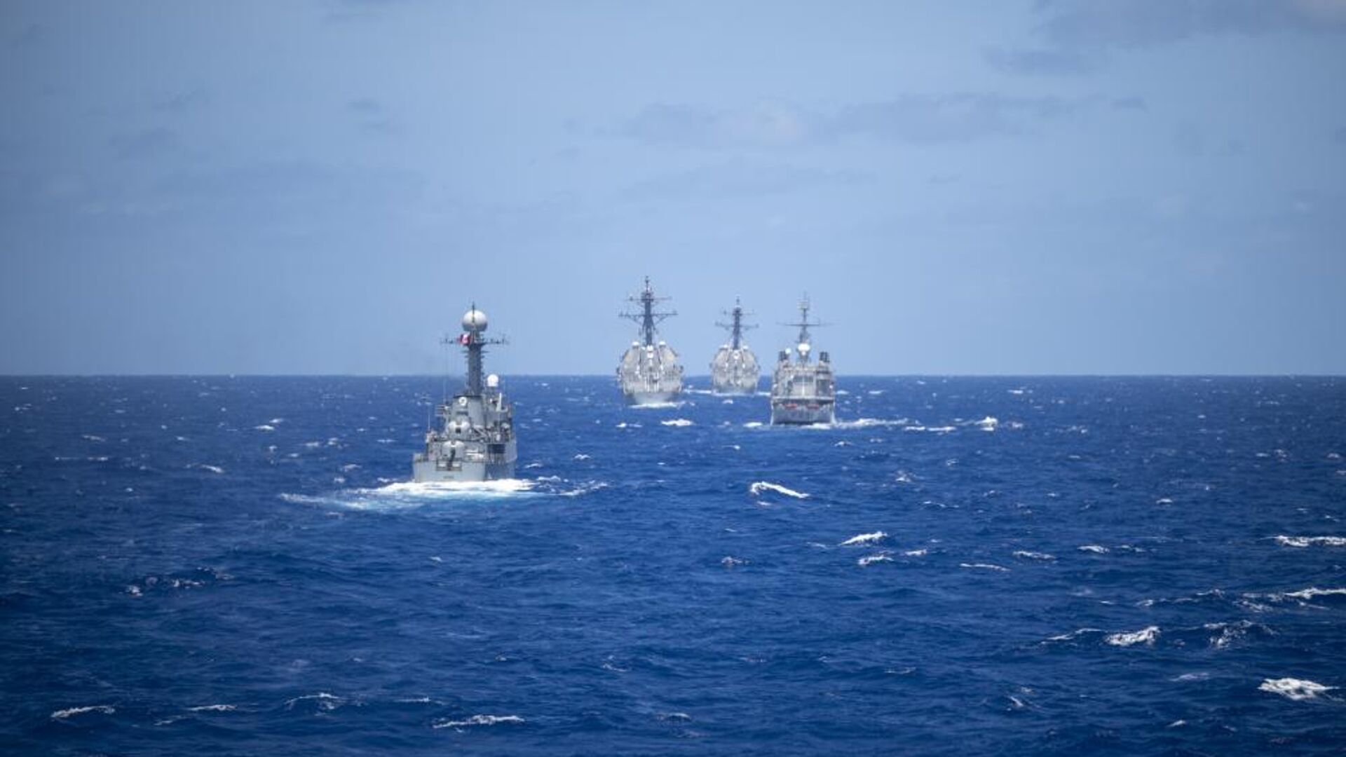 Peruvian Navy corvette BAP Guise (CC-28), French Navy frigate FS Prairial (F731), Arleigh Burke-class guided-missile destroyer USS Chafee (DDG 90) and the Arleigh Burke-class guided-missile destroyer USS Gridley (DDG 101) gather in formation in front of legend-class cutter USCGC Midgett (WMSL 757) during a ship maneuver exercise during Rim of the Pacific (RIMPAC) 2022.
 - Sputnik International, 1920, 28.03.2023