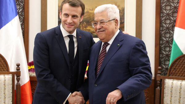 French President Emmanuel Macron (L) shakes hands with Palestinian President Mahmoud Abbas at his headquarters in the West Bank city of Ramallah, on January 22, 2020. (Photo by Ludovic MARIN / AFP) - Sputnik International