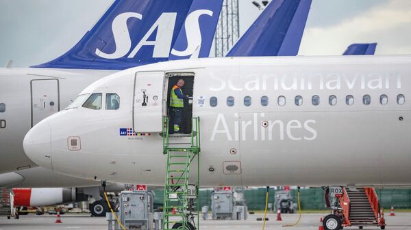 Technicians are seen on board Scandinavian airline SAS aircraft parked at Kastrup airport on July 4, 202 after the 900 pilots at SAS went on strike. - Sputnik International