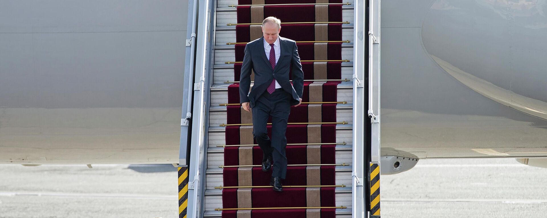 Russian President Vladimir Putin steps down from his plane on his arrival to Mehrabad Airport, in Tehran, Iran, Wednesday, Nov. 1, 2017 - Sputnik International, 1920, 19.07.2022