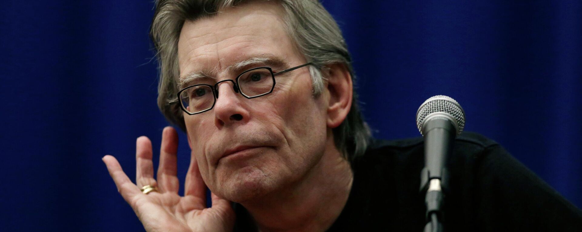 Novelist Stephen King listens to a question from a creative writing student at the University of Massachusetts-Lowell in Lowell, Mass., Friday, Dec. 7, 2012 - Sputnik International, 1920, 19.07.2022