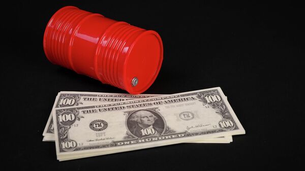 Barrel of oil on dollar bills - Sputnik International