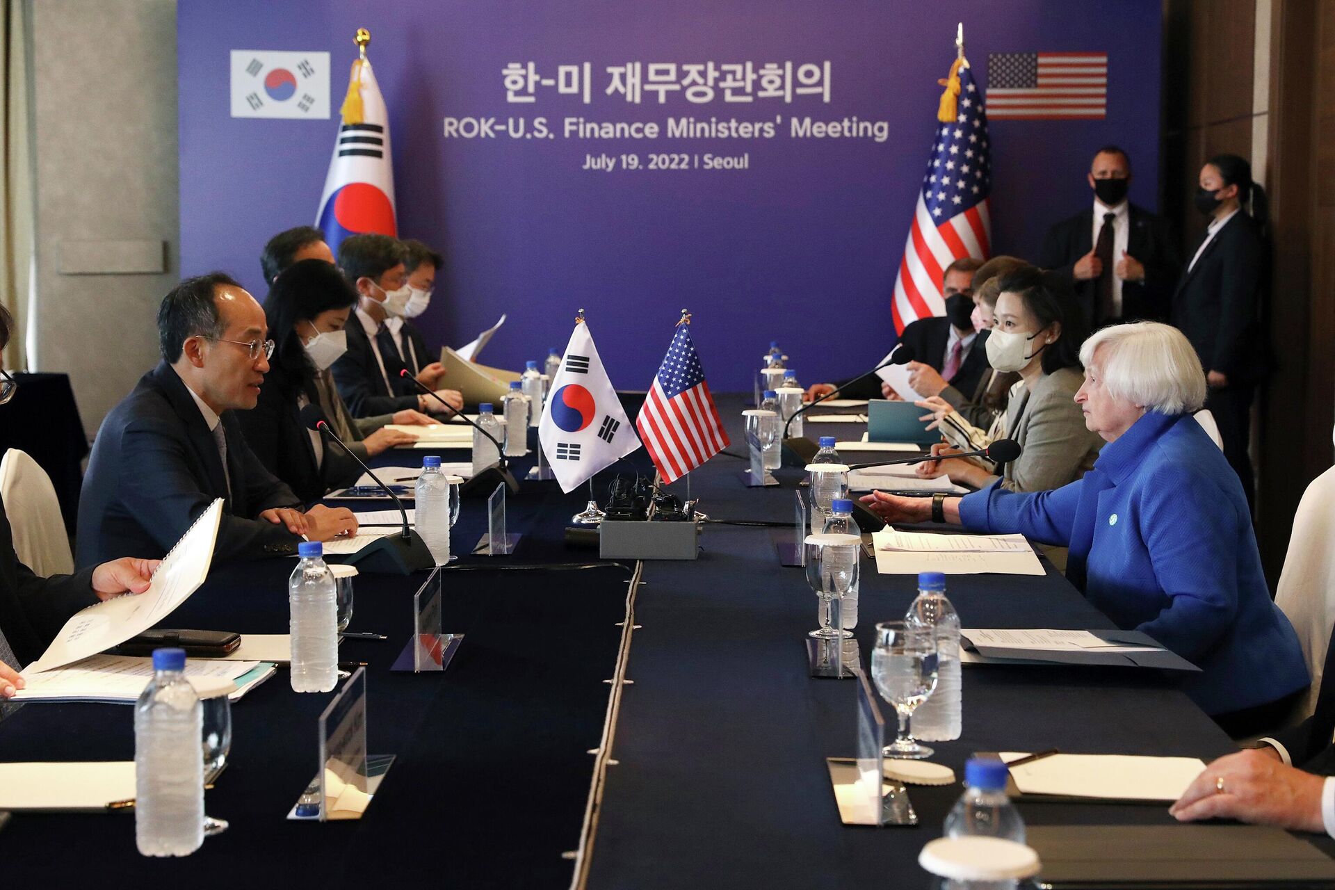 U.S. Treasury Secretary Janet Yellen, right, talks with South Korean Deputy Prime Minister and Minister of Economy and Finance Choo Kyung-ho, left, at Lotte Hotel in Seoul, South Korea, Tuesday, July 19, 2022 - Sputnik International, 1920, 19.07.2022