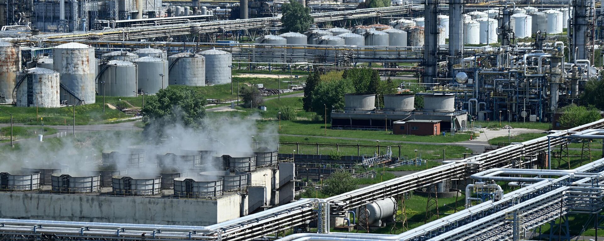 A photo taken on May 5, 2022 shows steam rising at the Duna (Danube) Refinery of Hungarian MOL Company near the town of Szazhalombatta, about 30 km south of Budapest. - Europe faces the prospect of a diesel supply shortage following sanctions on Russia.  - Sputnik International, 1920, 19.07.2022
