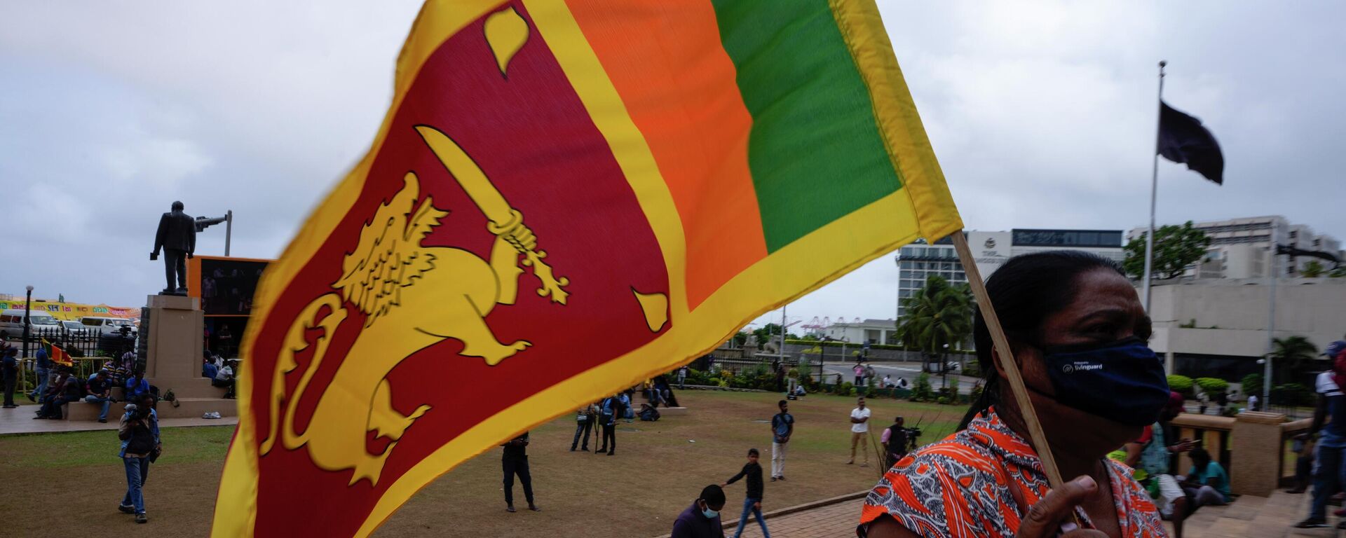 A protestor holds Sri Lankan flag outside president's office in Colombo, Sri Lanka, Wednesday, July 20, 2022. - Sputnik International, 1920, 24.08.2022