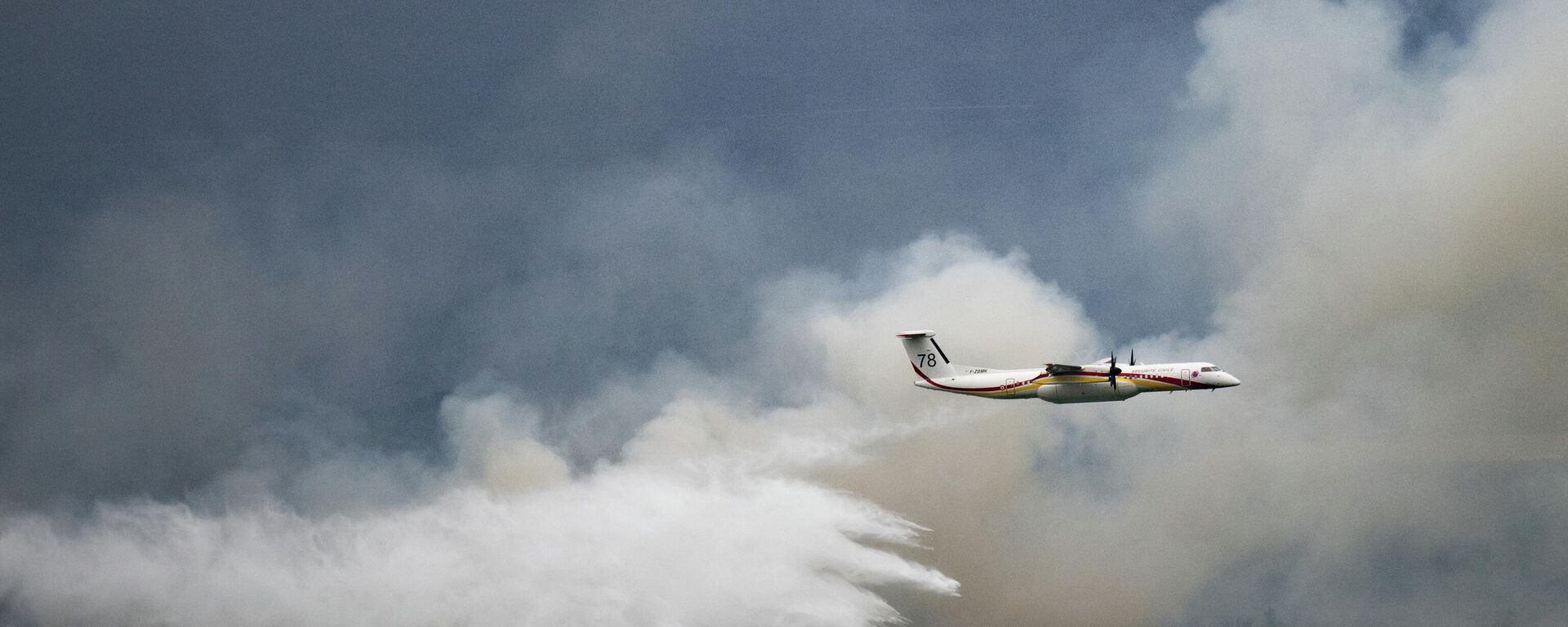 A De Havilland Canada Dash 8-400 MR aircraft drops water over a wildfire raging in the Monts d'Arree, near Brennilis, Brittany, on July 20, 2022. - Sputnik International, 1920, 20.07.2022