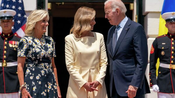 President Joe Biden and first lady Jill Biden greet Olena Zelenska, spouse of Ukrainian's President Volodymyr Zelenskyy at the White House in Washington, Tuesday, July 19, 2022. - Sputnik International