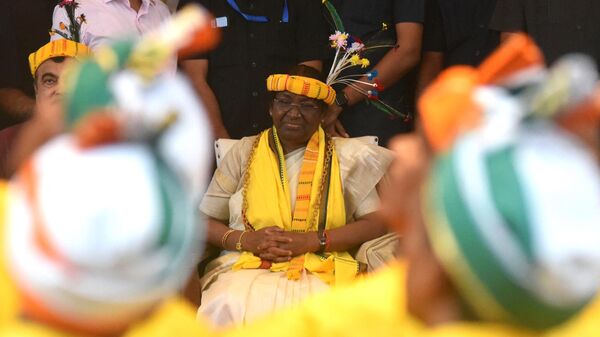 National Democratic Alliance candidate for India’s upcoming presidential election, Draupadi Murmu, wearing a traditional headgear, attends an event in Mumbai on July 14, 2022. - Sputnik International