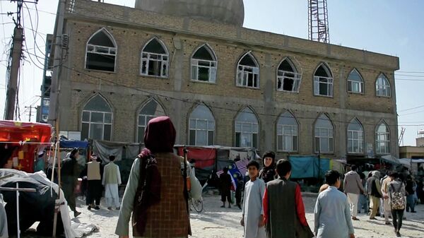 This frame grab image from video, shows a Taliban fighter standing guard outside the site of a bomb explosion inside a mosque, in Mazar-e-Sharif province, Afghanistan, Thursday, April 21, 2022. - Sputnik International