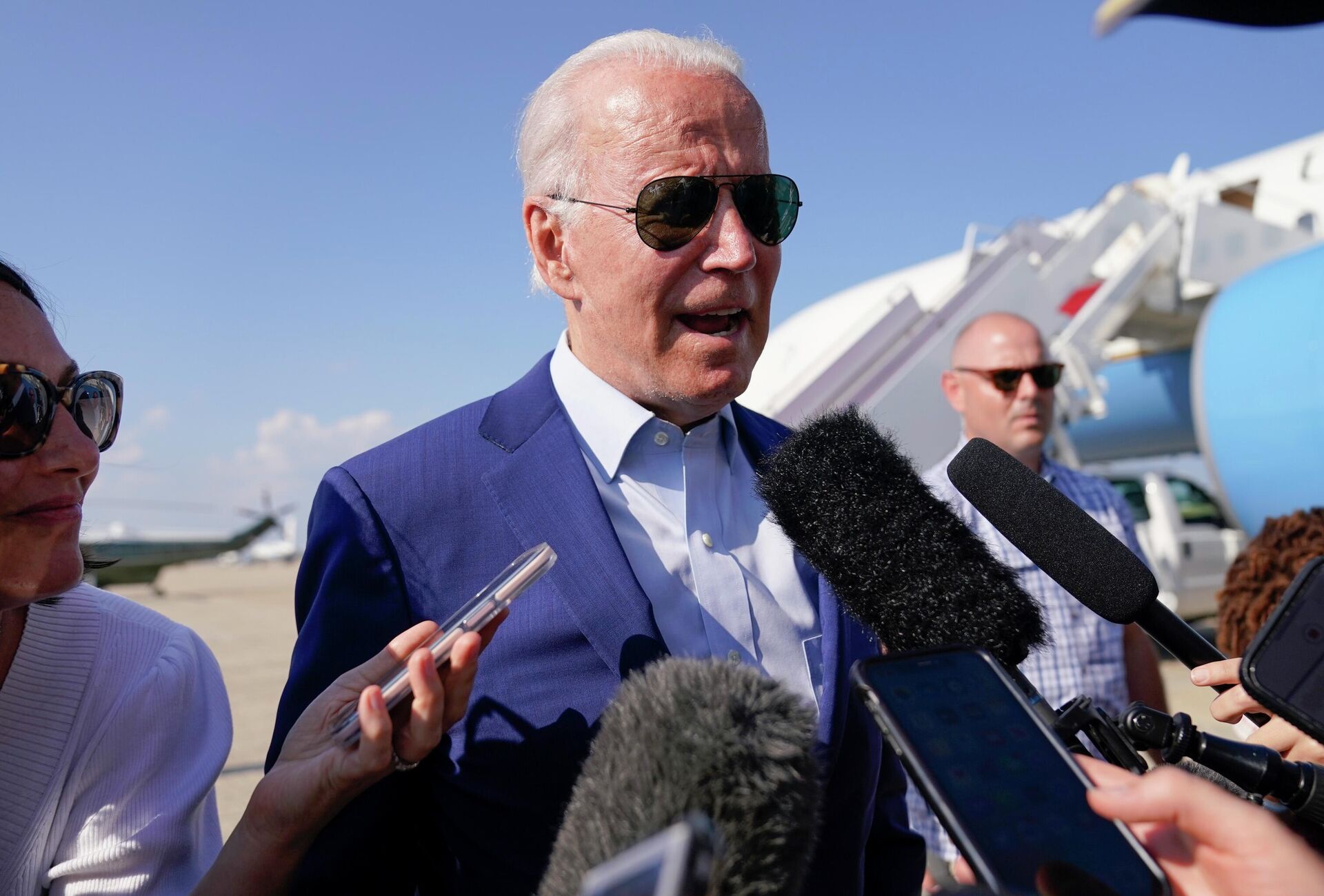President Joe Biden speaks to members of the media after exiting Air Force One - Sputnik International, 1920, 01.08.2022