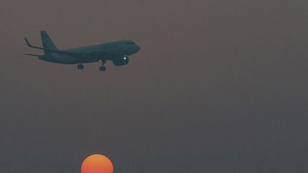 An aircraft approaches to land at the Chennai international airport amid smoggy conditions in Chennai on December 23, 2021. - Sputnik International