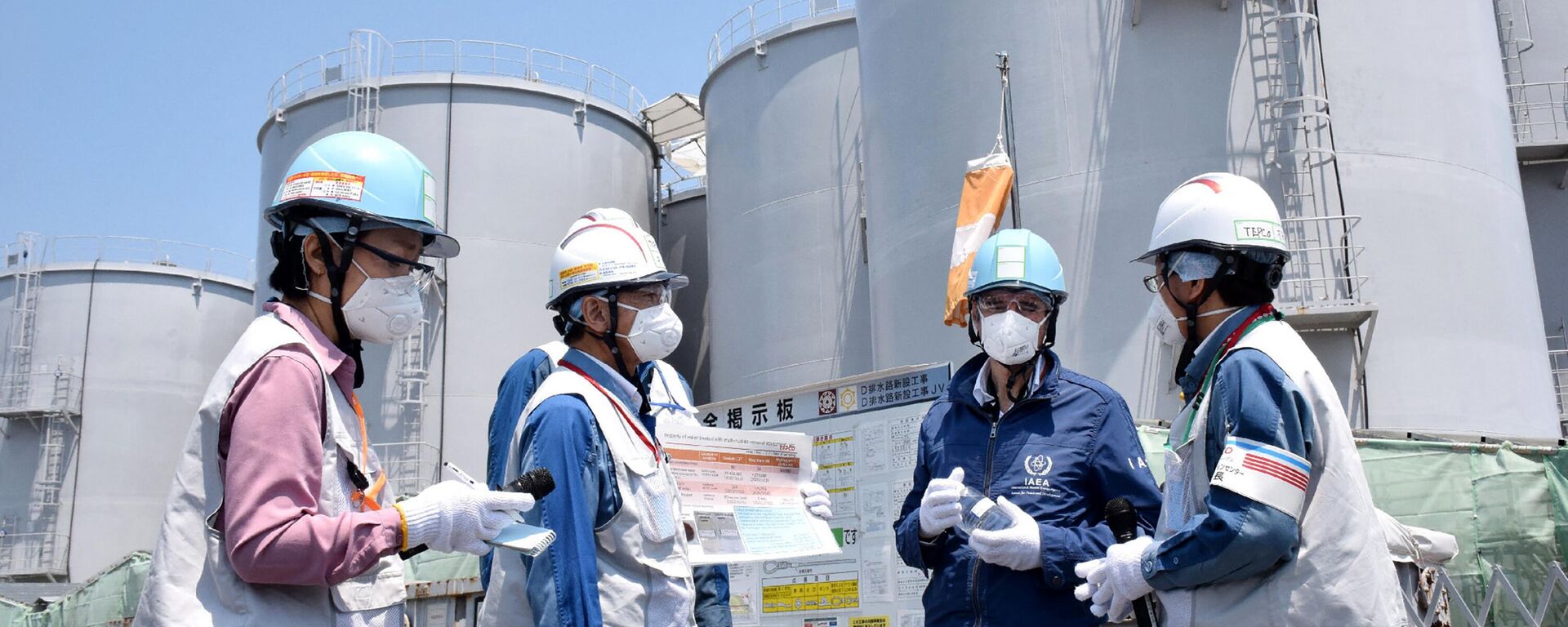 Director General of the International Atomic Energy Agency (IAEA) Rafael Grossi (2nd-R) stands in front of the storage tanks for radioactive water as he visits the Tokyo Electric Power Company Holdings (TEPCO) Fukushima Daiichi nuclear power plant in Okuma, Fukushima prefecture on May 19, 2022. - Sputnik International, 1920, 22.07.2022