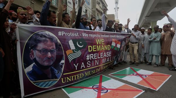 Members of United Muslim Forum chant anti India slogans during a protest against sentencing of Kashmiri separatist leader Yasin Malik, in Karachi, Pakistan, Friday, May 27, 2022. An Indian court sentenced a Kashmiri separatist leader to life in prison on Wednesday after finding him guilty of terrorism and sedition.  - Sputnik International