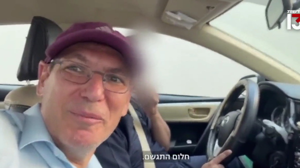 Israeli-Jewish journalist Gil Tamary reports for Channel 13 from Mecca on July 17, 2022. The driver is a Saudi national who has been arrested by Mecca regional authorities. (Channel 13) - Sputnik International