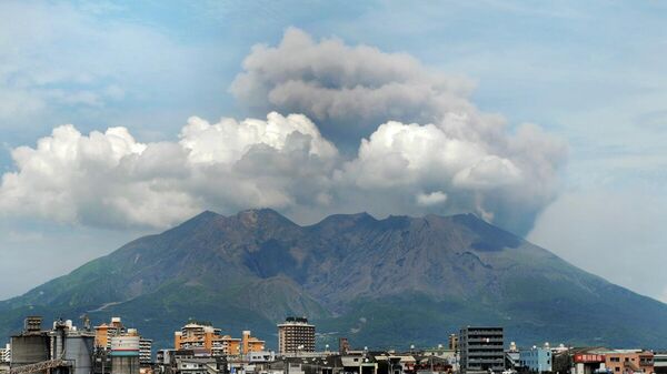 Kagoshima cityscape against the background of Sakurajima volcano. Japan, East Asia. - Sputnik International