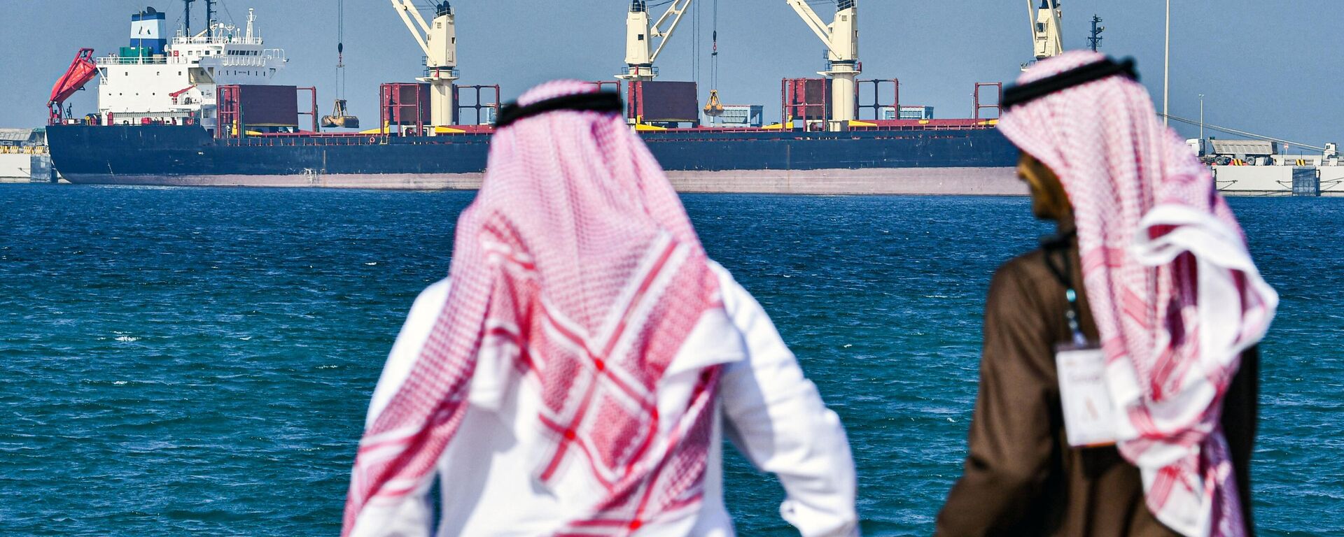 This picture taken on December 11, 2019, shows an oil tanker at the port of Ras al-Khair, about 185 kilometres north of Dammam in Saudi Arabia's eastern province overlooking the Gulf. (Photo by GIUSEPPE CACACE / AFP) - Sputnik International, 1920, 24.07.2022