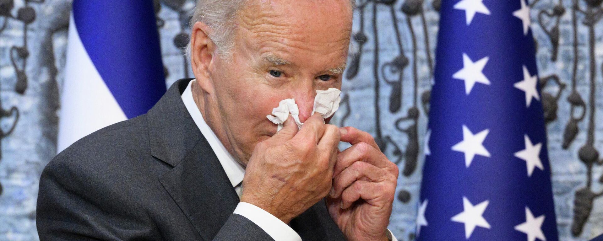In this file photo taken on July 14, 2022, US President Joe Biden wipes his nose after signing the guest book while visiting Israel's President Isaac Herzog at Beit HaNassi, the presidential residence in Jerusalem - Sputnik International, 1920, 31.07.2022