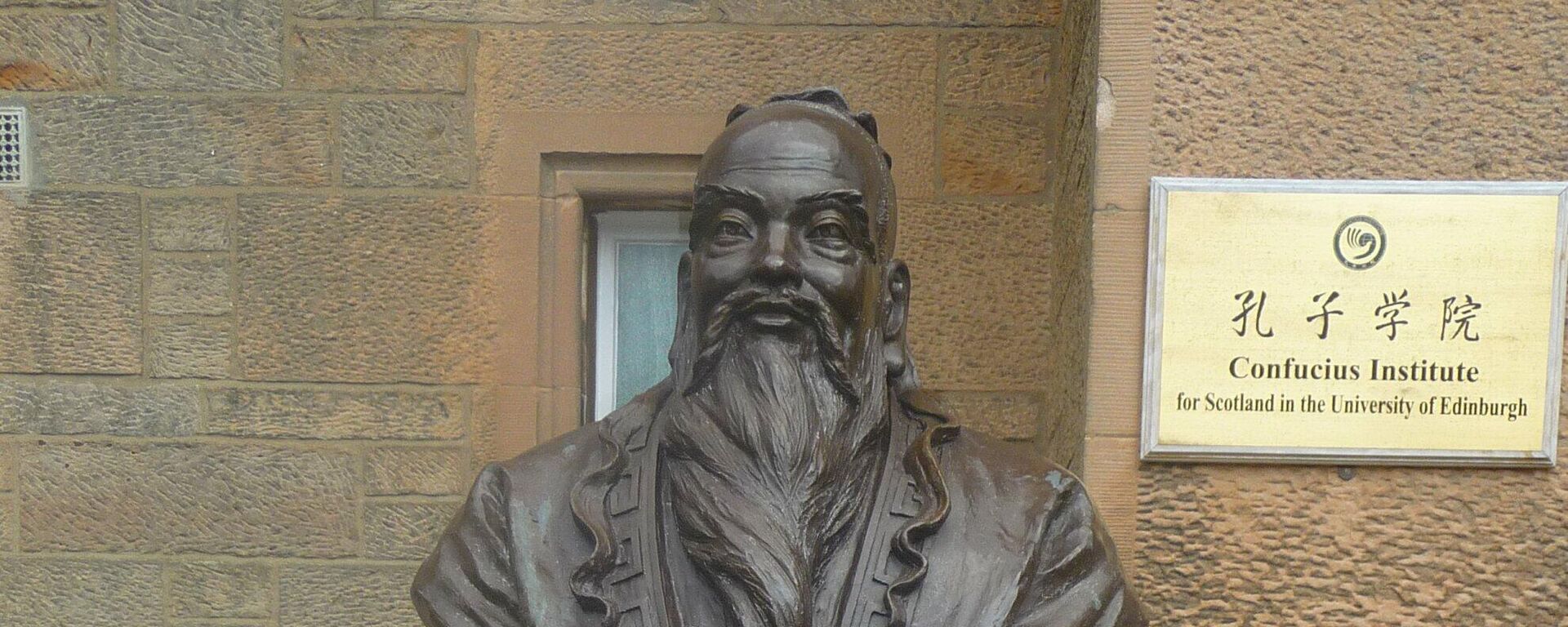 This bust of Confucius, donated by Hanban in September 2007, is situated at the entrance to the Confucius Institute for Scotland in the University of Edinburgh - Sputnik International, 1920, 11.10.2022