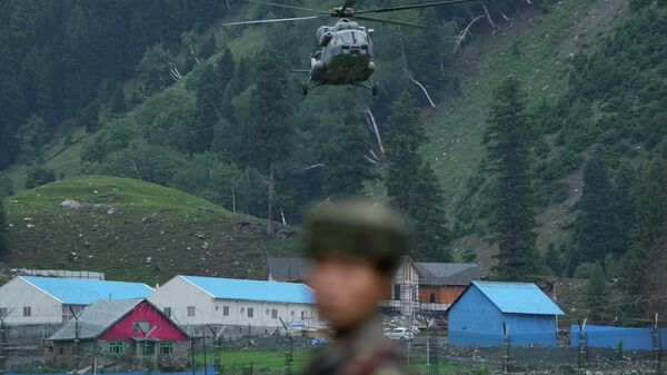 An Indian army soldier stands gurad as a helicopter carrying injureds of cloudburst lands at Baltal, 105 kilometers (65miles) northeast of Srinagar, Indian controlled Kashmir, Saturday, July 9, 2022. - Sputnik International