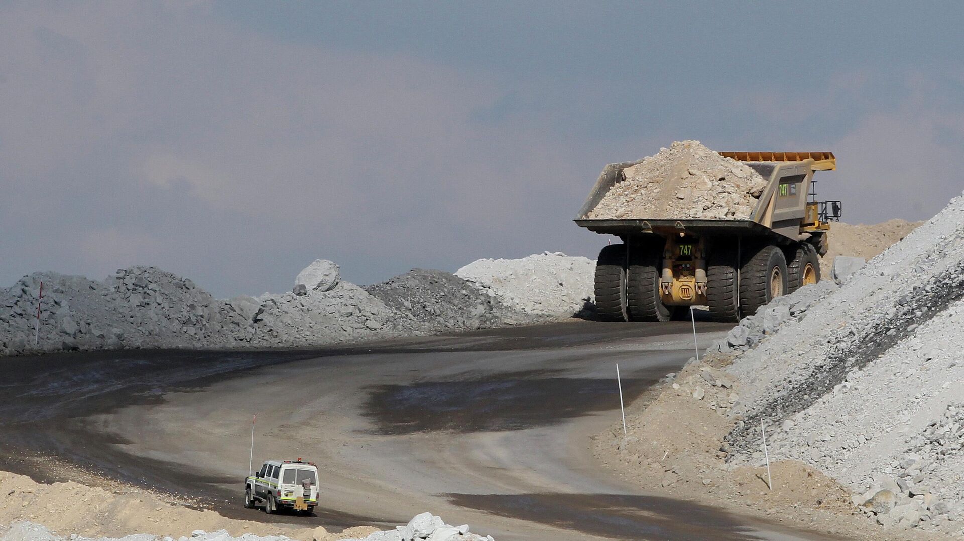 In this Sept. 11, 2012, file photo, a four-wheel-drive vehicle follows a large mining truck as it makes its way to the top of a Boggabri coal mine near Gunnedah, Australia, 450 kilometers (280 miles) northwest of Sydney.  - Sputnik International, 1920, 17.01.2024