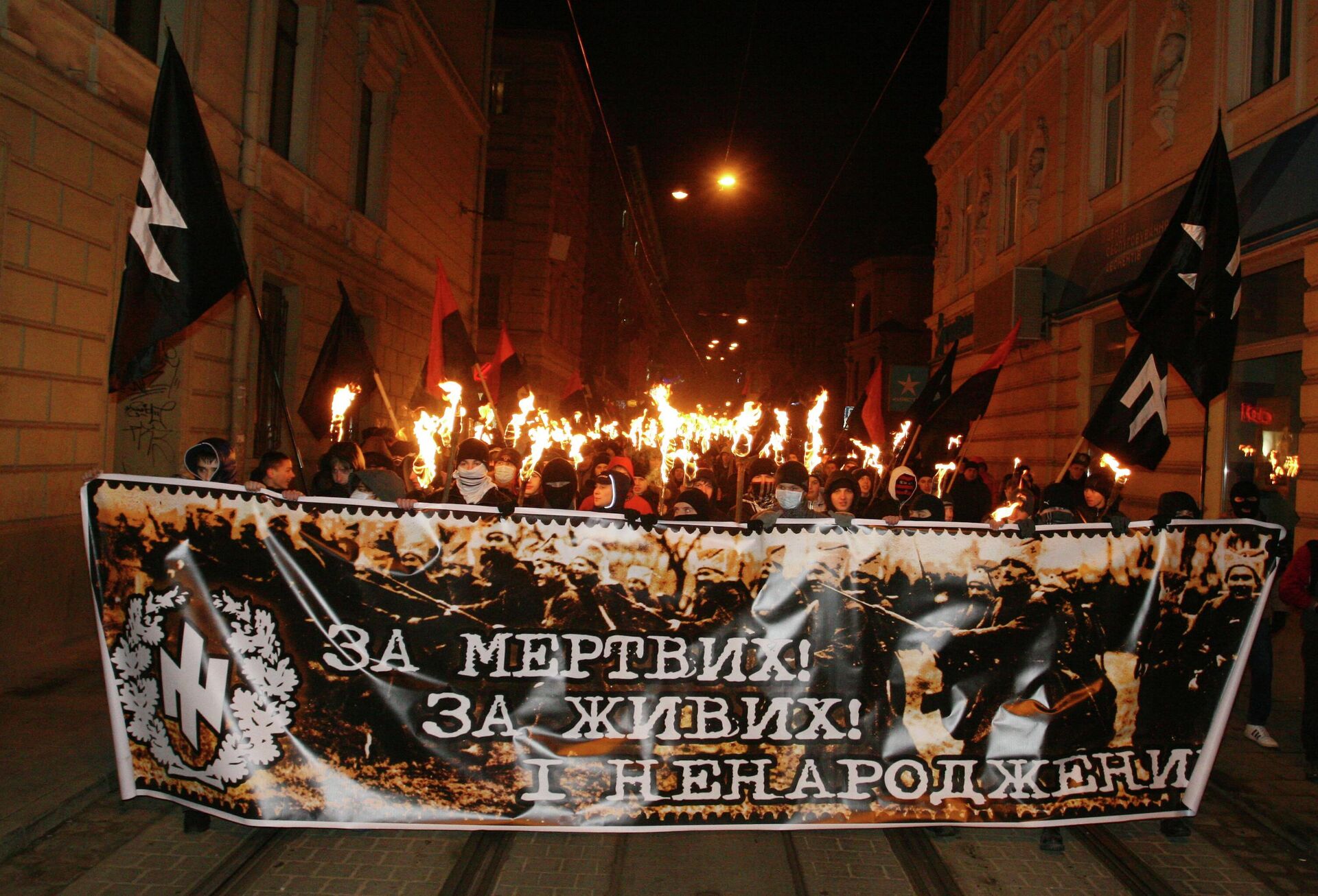 Ukrainian nationalist organizations take part in the torchlight precession to commemorate those who fell in the battle off Kruty - Sputnik International, 1920, 25.07.2022