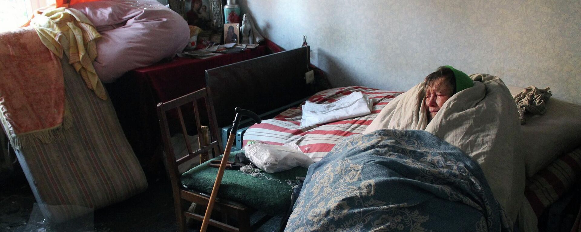 Жительница дома, поврежденного в результате обстрелов, в Киевском районе Донецка, 2017 год - Sputnik International, 1920, 25.07.2022