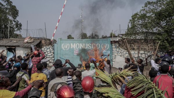 Protesters set fire in front of United Nations Mission for the Stabilisation of Congo (MONUSCO) Headquarters in Goma, on July 25, 2022. - Sputnik International