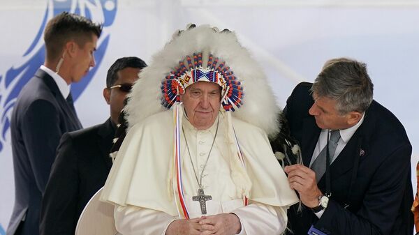 Pope Francis dons a headdress that was gifted to him during a visit with Indigenous peoples at Maskwaci, the former Ermineskin Residential School, in Maskwacis, Alberta - Sputnik International