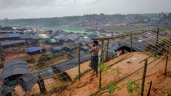 FILE- A Rohingya Muslim man, who crossed over from Myanmar into Bangladesh, builds a shelter for his family, Wednesday, Sept. 20, 2017, in Taiy Khali refugee camp, Bangladesh - Sputnik International