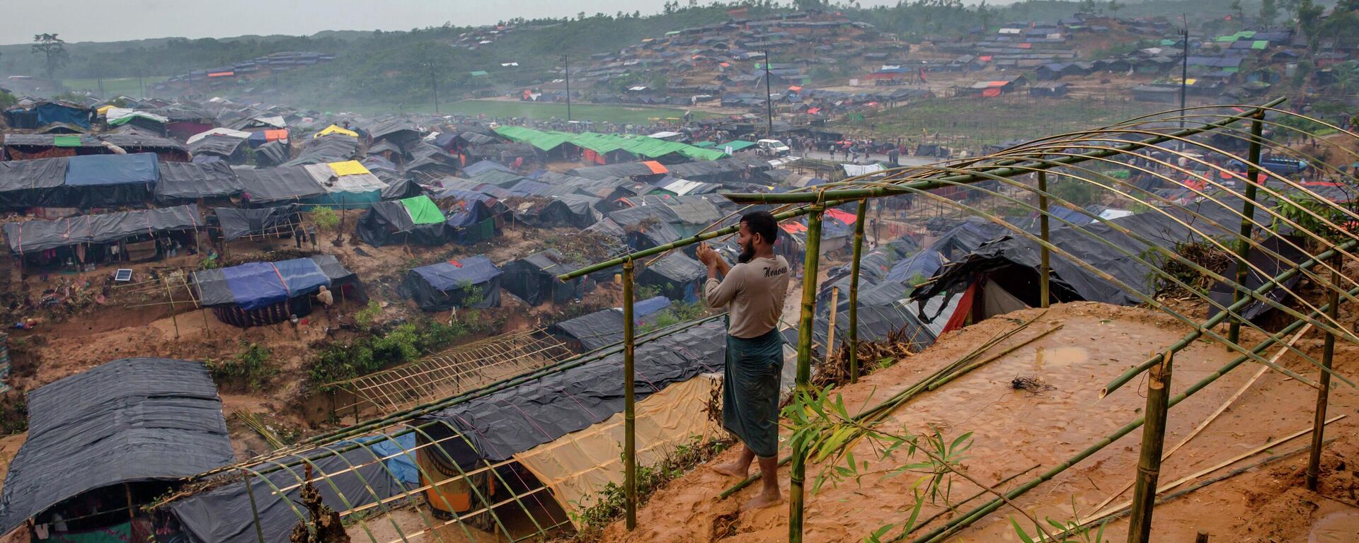FILE- A Rohingya Muslim man, who crossed over from Myanmar into Bangladesh, builds a shelter for his family, Wednesday, Sept. 20, 2017, in Taiy Khali refugee camp, Bangladesh - Sputnik International, 1920, 26.07.2022