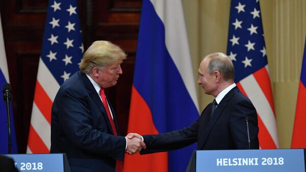 US President Donald Trump (L) shakes hands with Russia's President Vladimir Putin at the end of a joint press conference after a meeting at the Presidential Palace in Helsinki, on July 16, 2018.  - Sputnik International