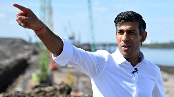 Conservative MP and Britain's former Chancellor of the Exchequer, Rishi Sunak gestures as he talks with Tees Valley Mayor Ben Houchen (unsen) during a visit to see the construction works at Teesside Freeport in Redcar, north East England on July 16, 2022, as part of his bid to become the next leader of the Conservative party - Sputnik International