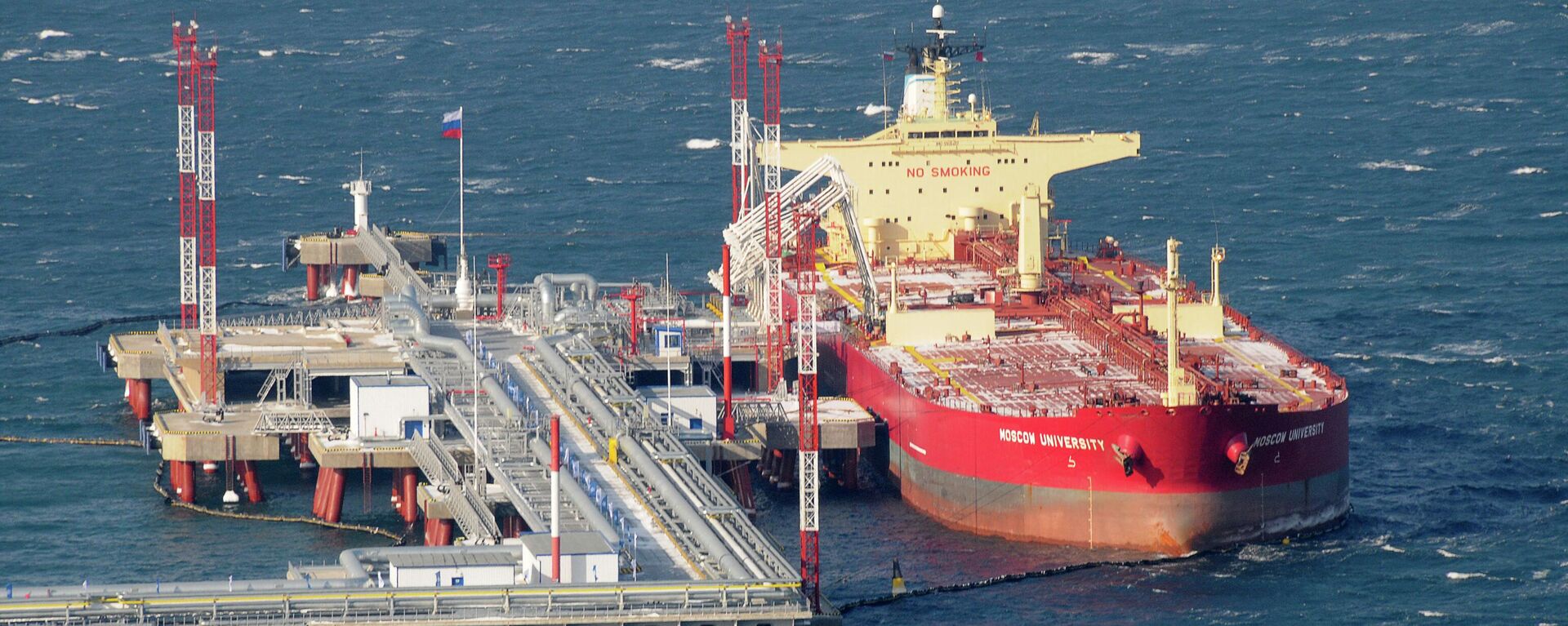 A tanker seen anchored at the new oil export terminal in the far eastern port of Kozmino - Sputnik International, 1920, 02.12.2022